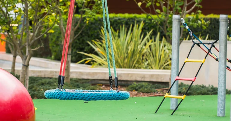 Imagem de um baloiço num parque infantil