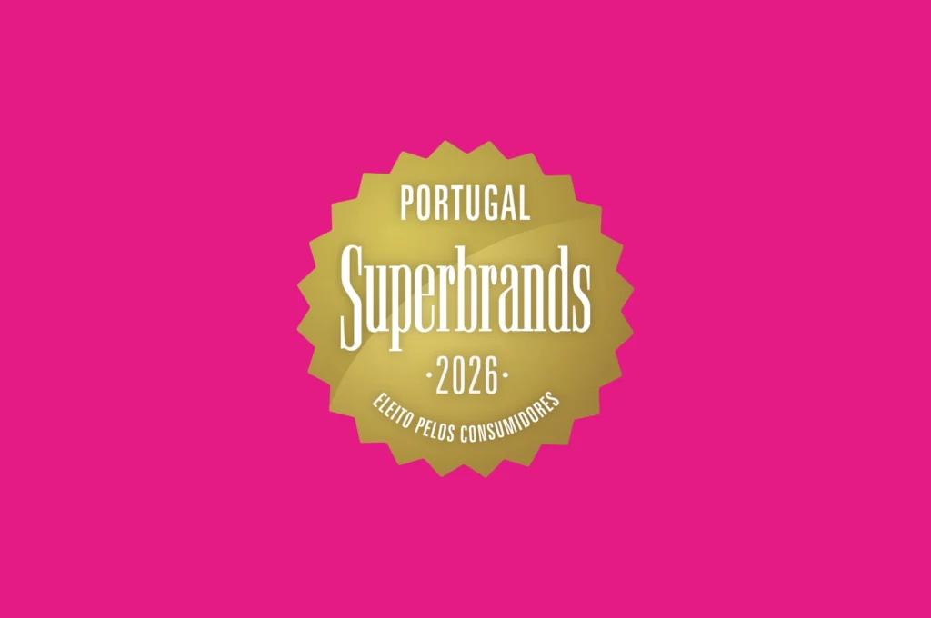 Selo Superbrands 2026, em fundo magenta.