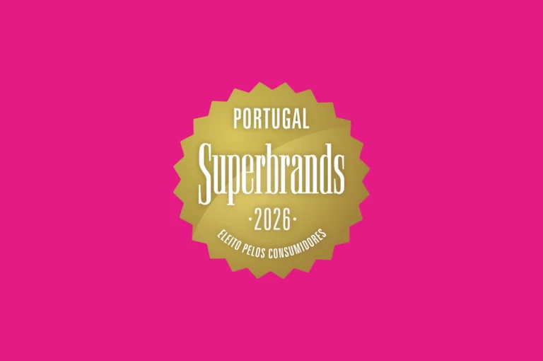 Selo Superbrands 2026, em fundo magenta.