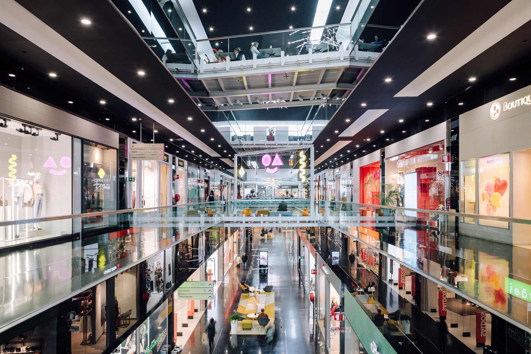 Interior do centro comercial Alegro Sintra