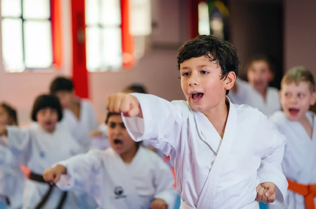 Crianças a participar numa aula de karaté integrada na iniciativa Heróis do Karaté - Regresso às Aulas Sem Medo.